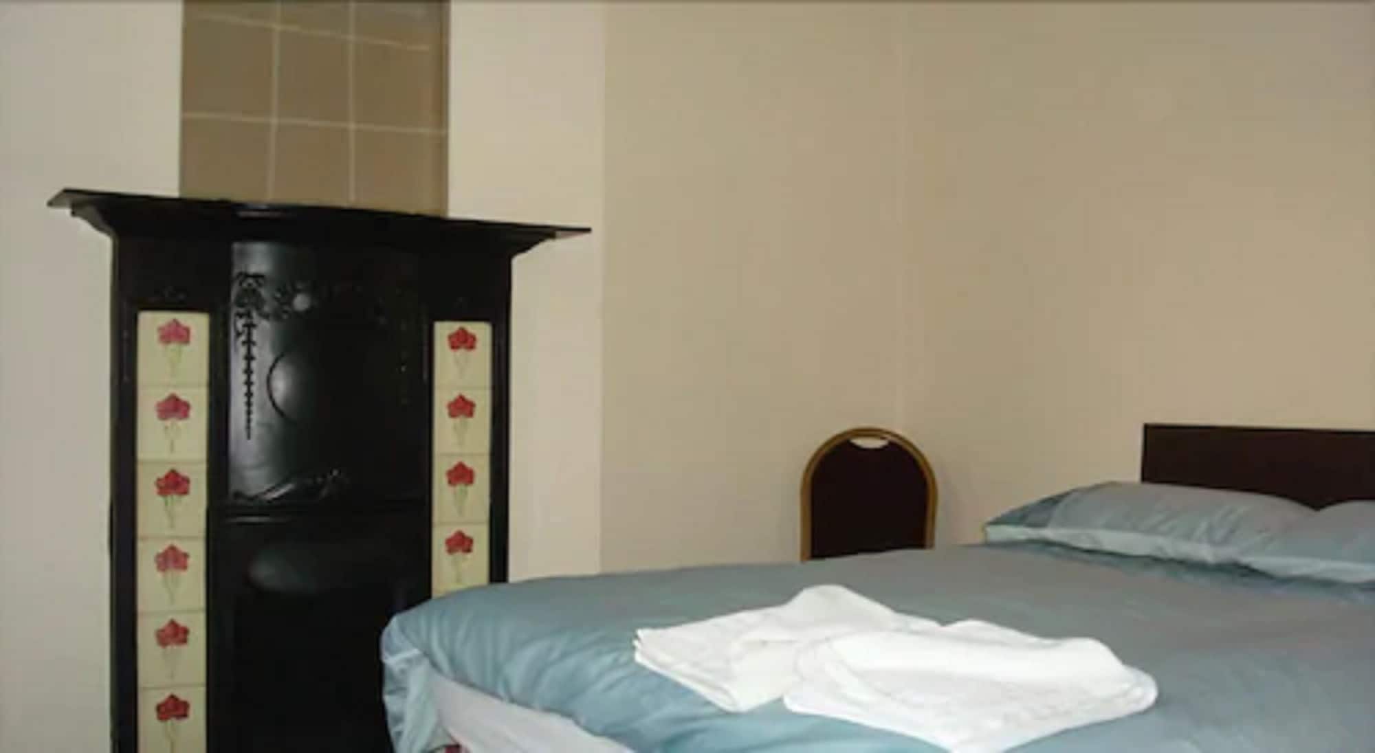 ECONOMY, DOUBLE BED, SHARED BATHROOM
