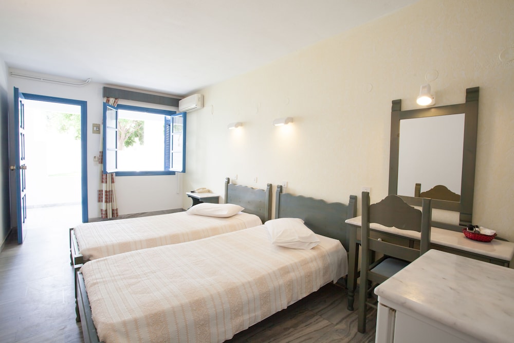 Polos Hotel Paros 15/90