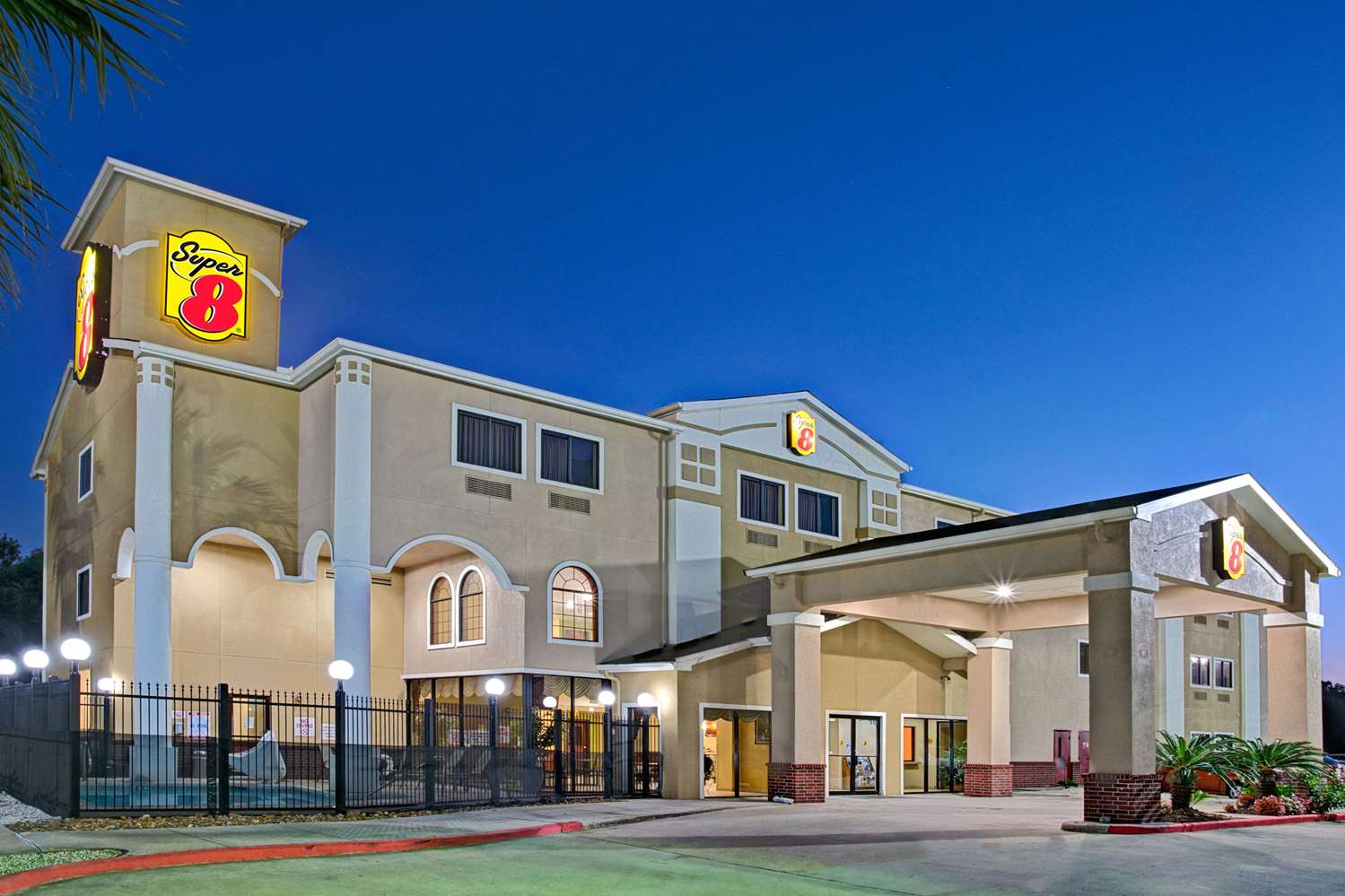 Red Lion Inn & Suites IAH Airport East 2/8