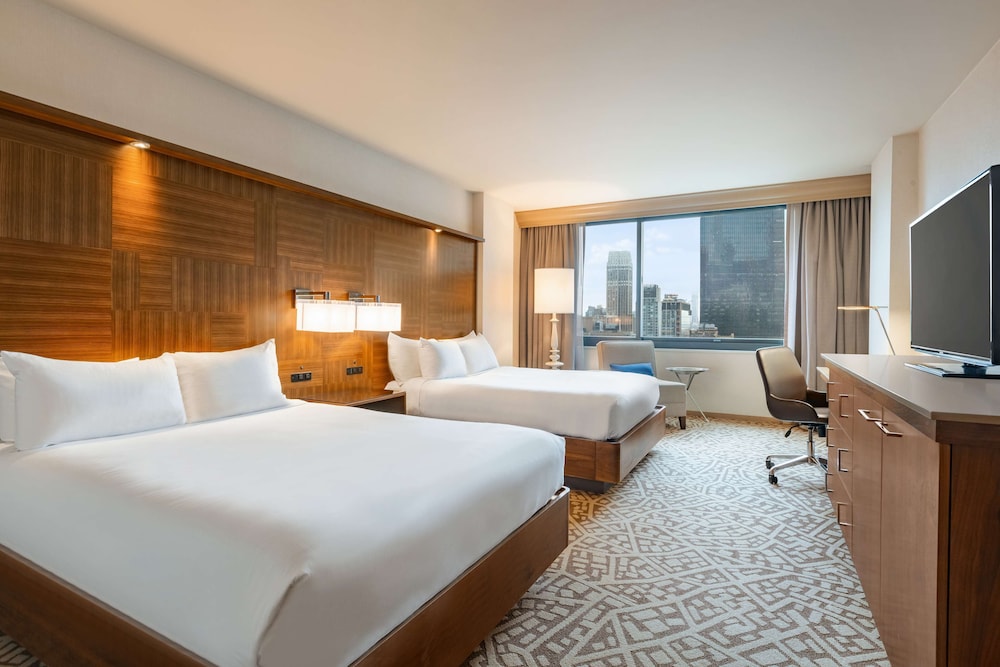 DELUXE, 2 QUEEN BEDS, EMPIRE BUILDING VIEW