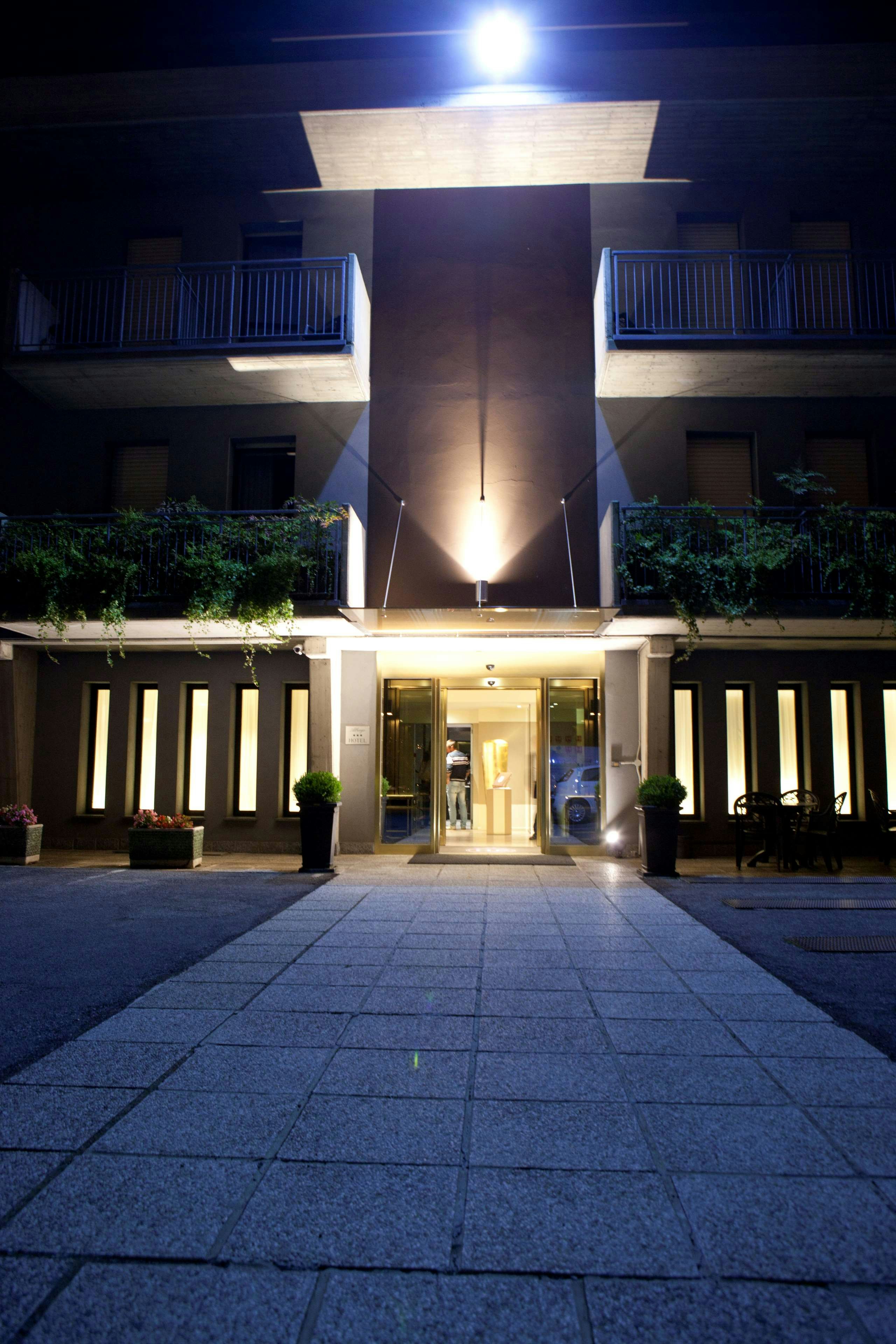 HOTEL PARIGI 2 1/48