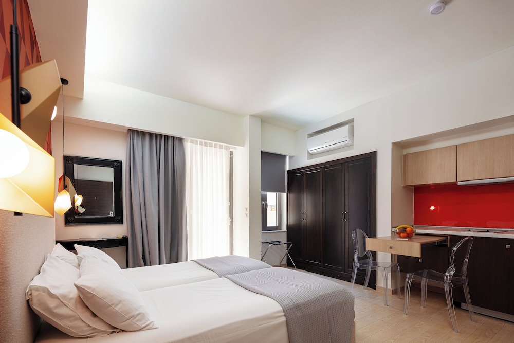 Steris Elegant Beach Hotel 15/70