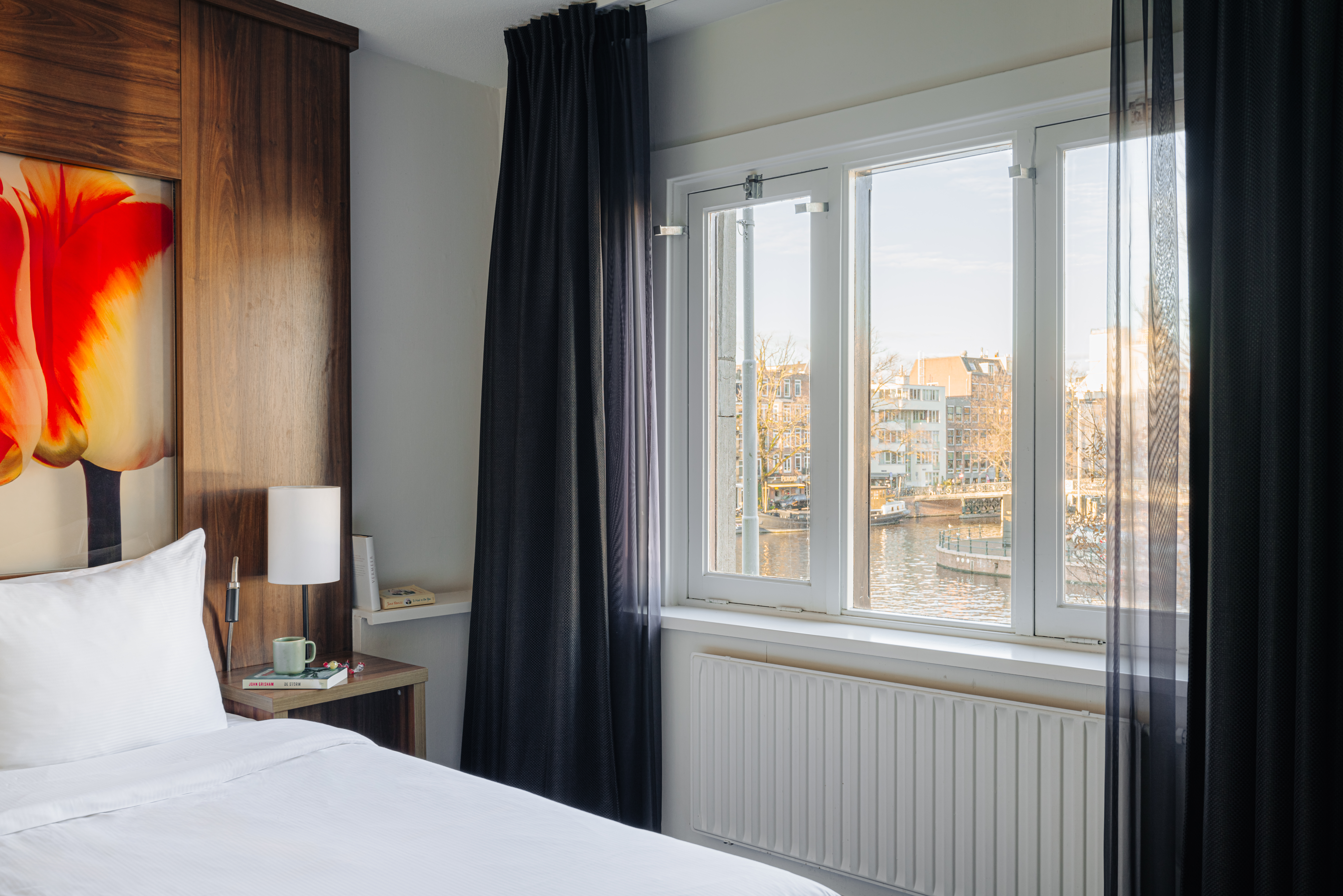 غرفة بسريرين منفصلين بإطلالة على القناة، Leonardo Eden Hotel Amsterdam City Center 5/8