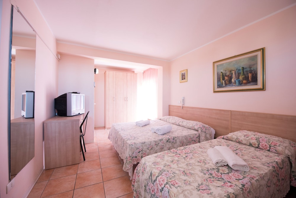 ROOM, TRIPLE