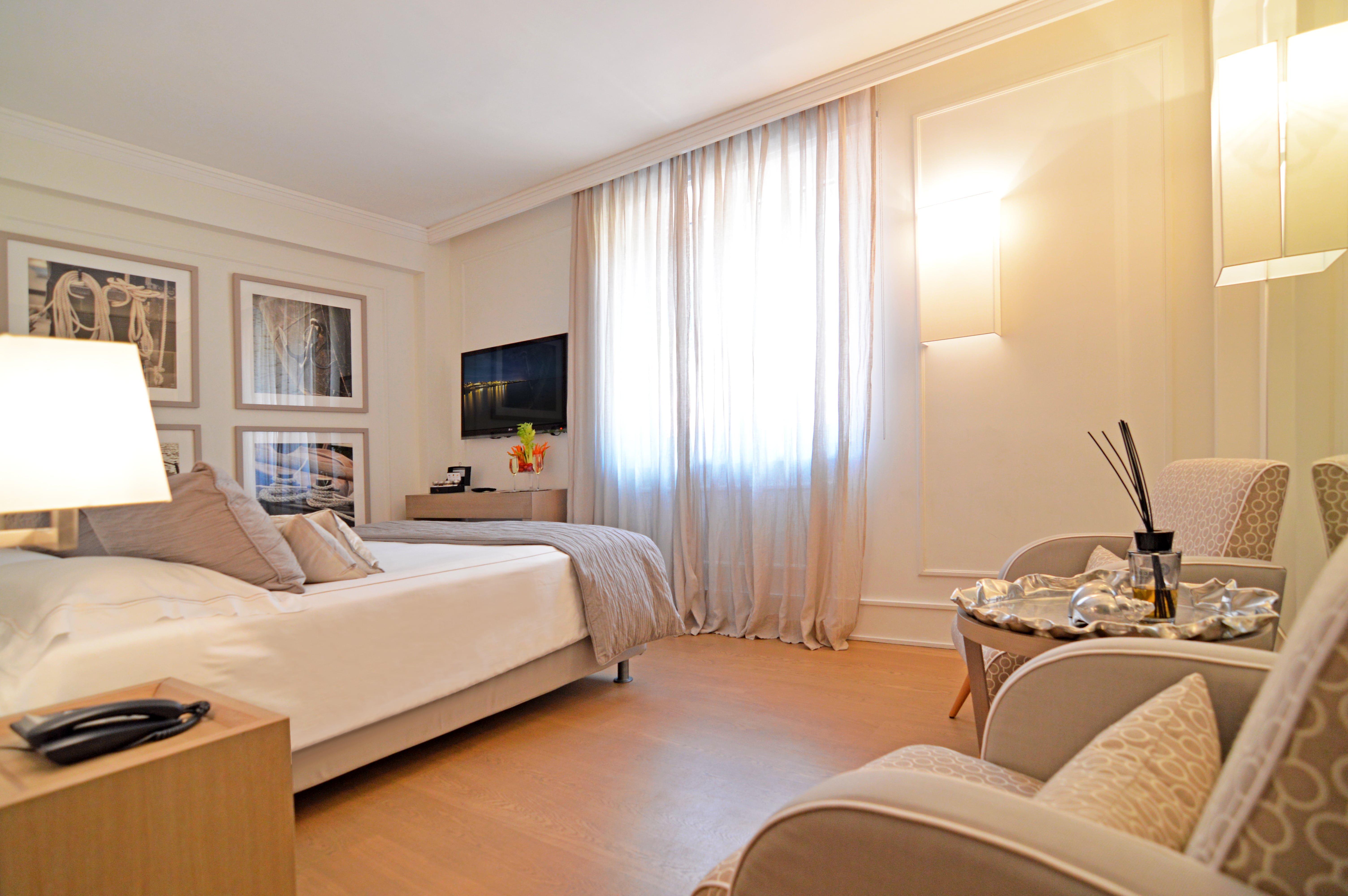 Eight Hotel Paraggi 17/92