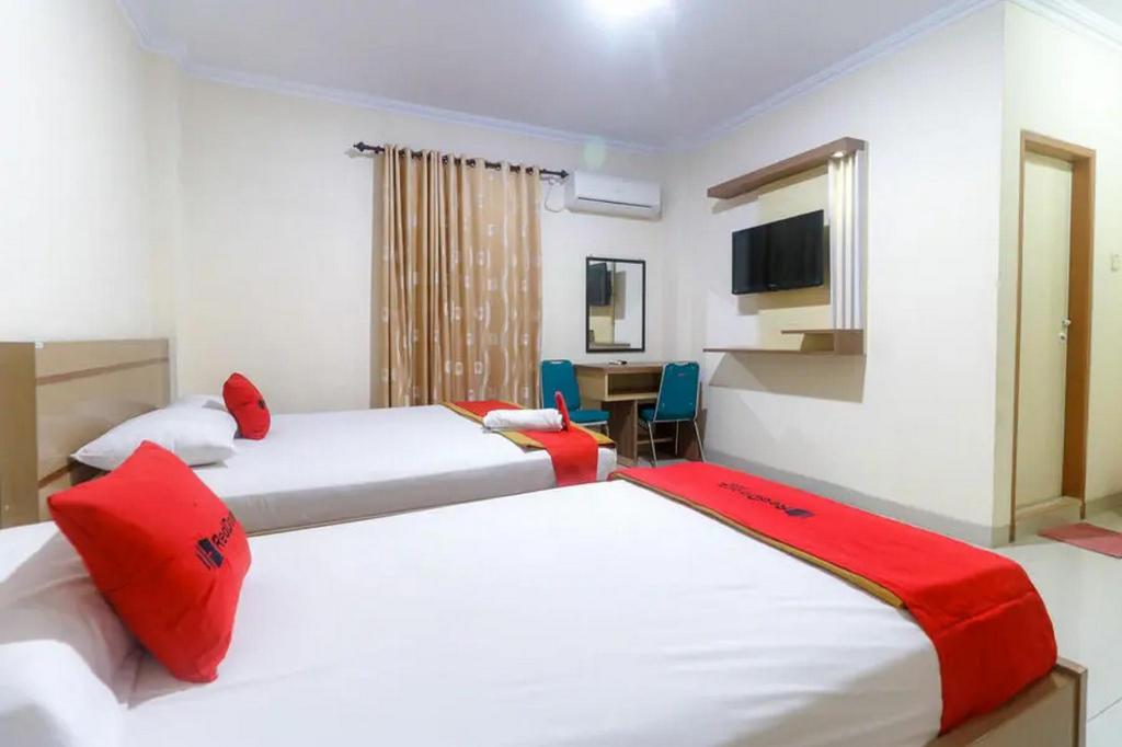RedDoorz Plus near WTC Batanghari Mall 9/27