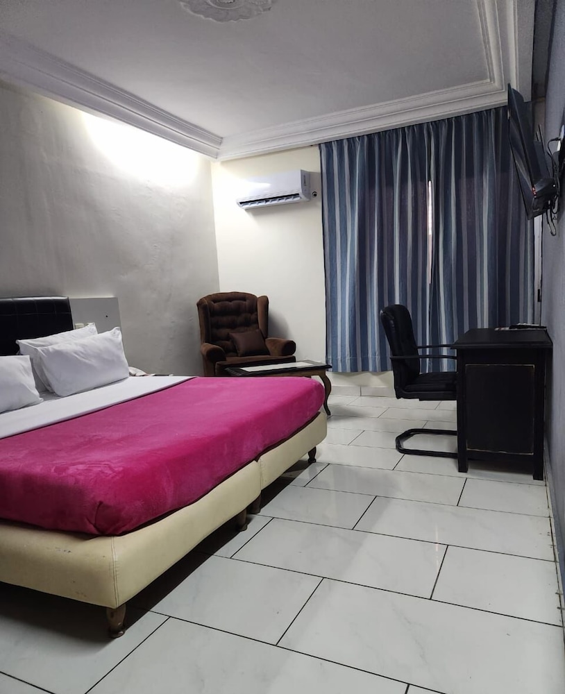 ROOM, DOUBLE OR TWIN BED