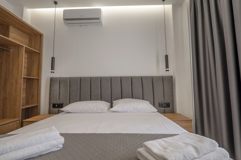 DELUXE, DOUBLE BED, PARTIAL SEA VIEW