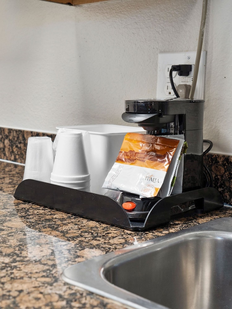 Rodeo Lodge (ex Americas Best Value Inn and Suites-Clovis/Fresno) 44/59