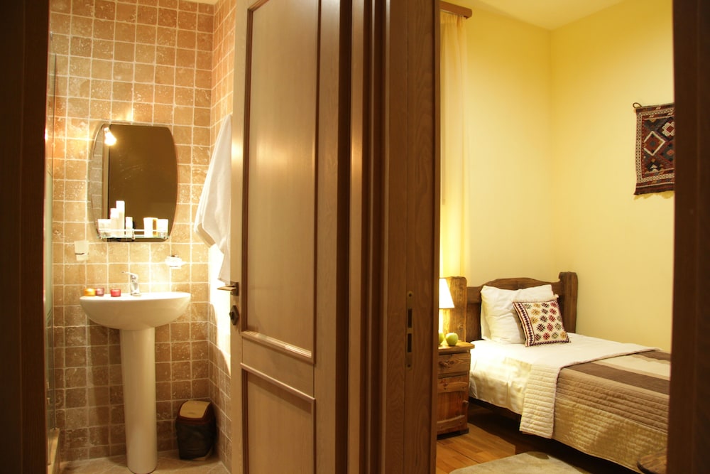 Silk Road Hotel 8/49