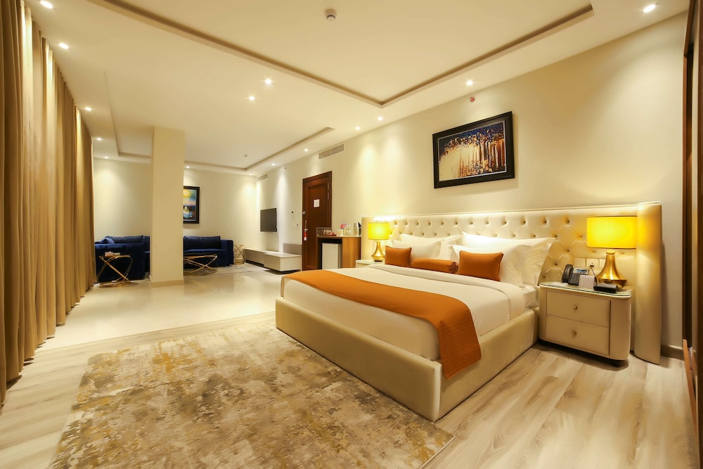 PREMIER, SUITE, KING BED, WITH EXTRA BED, CITY VIEW