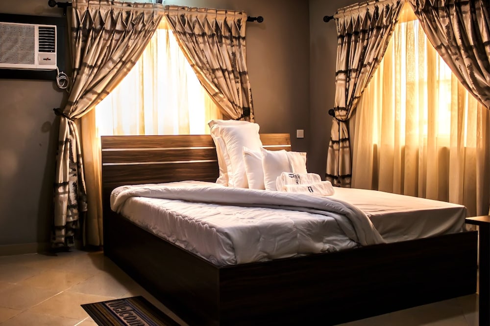 Oragon Hotel and Suites 12/46