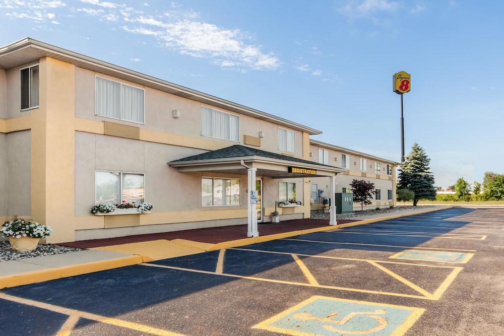 Super 8 by Wyndham Ionia MI 1/30