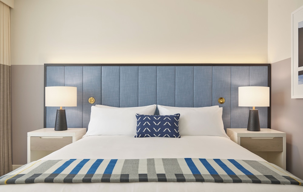 Aspen, Suite, King Bed, Sofa، Limelight Boulder 3/5