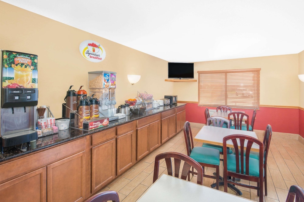 Super 8 by Wyndham Marshalltown 20/25