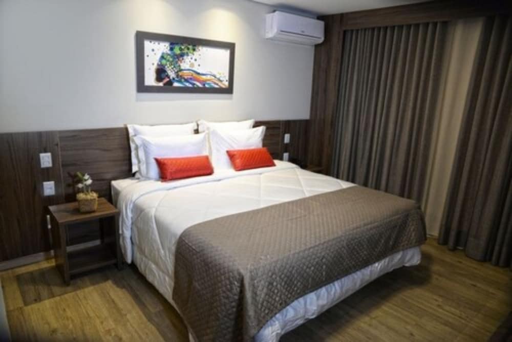 Dubai Suites 8/25