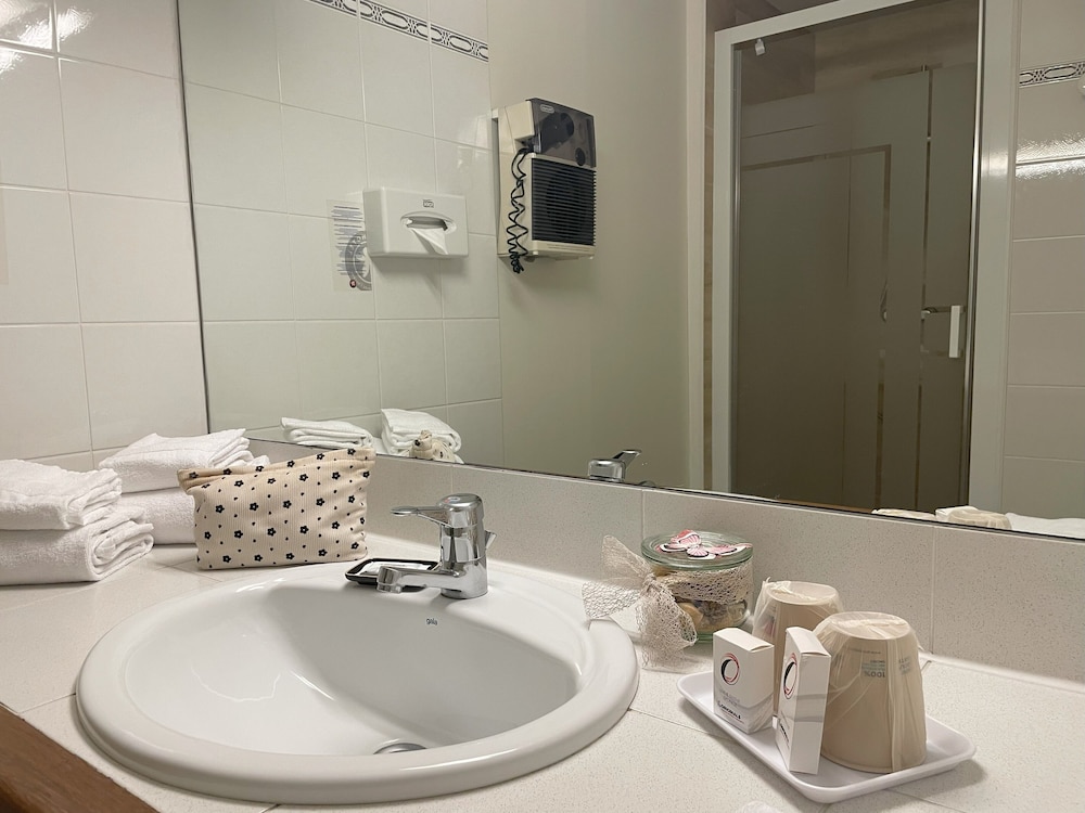 Hotel The Originals Nevers Clos Sainte Marie 44/48