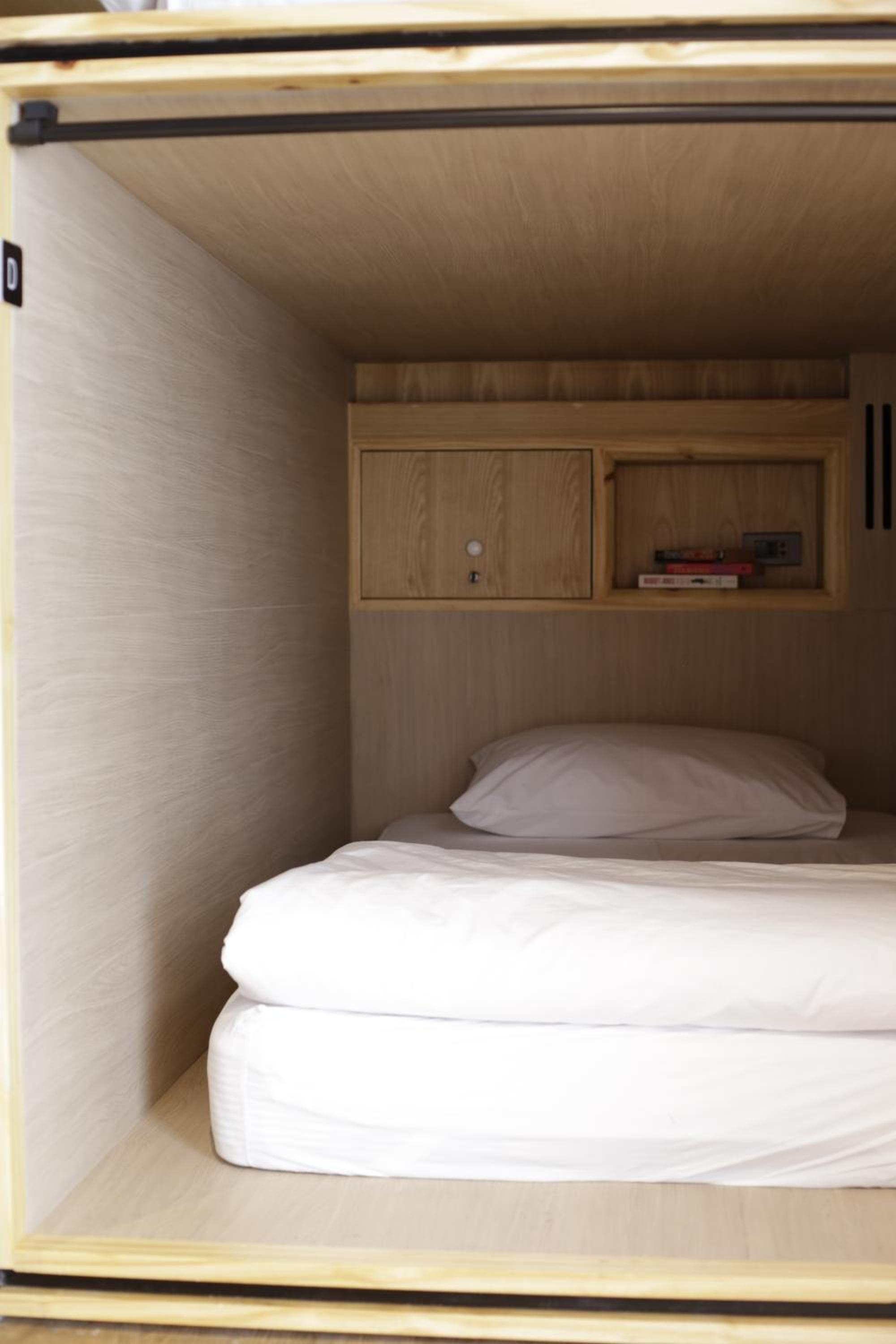 Capsule, Queen Bed