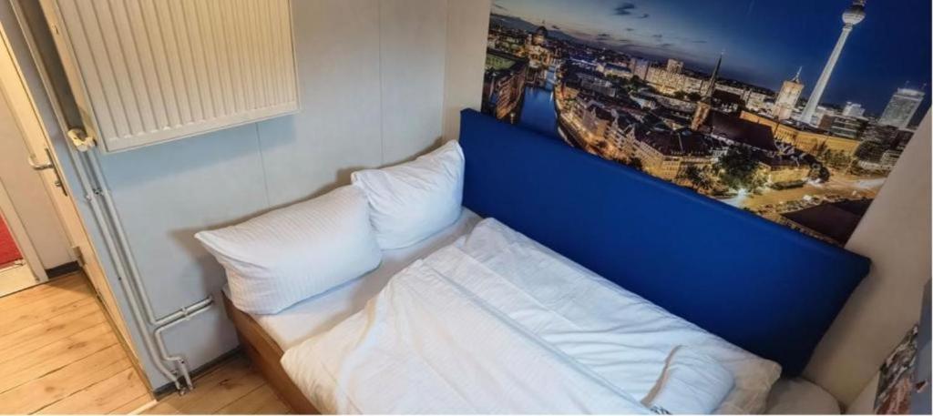 Eastern Comfort Hotel & Hostelboat 27/58