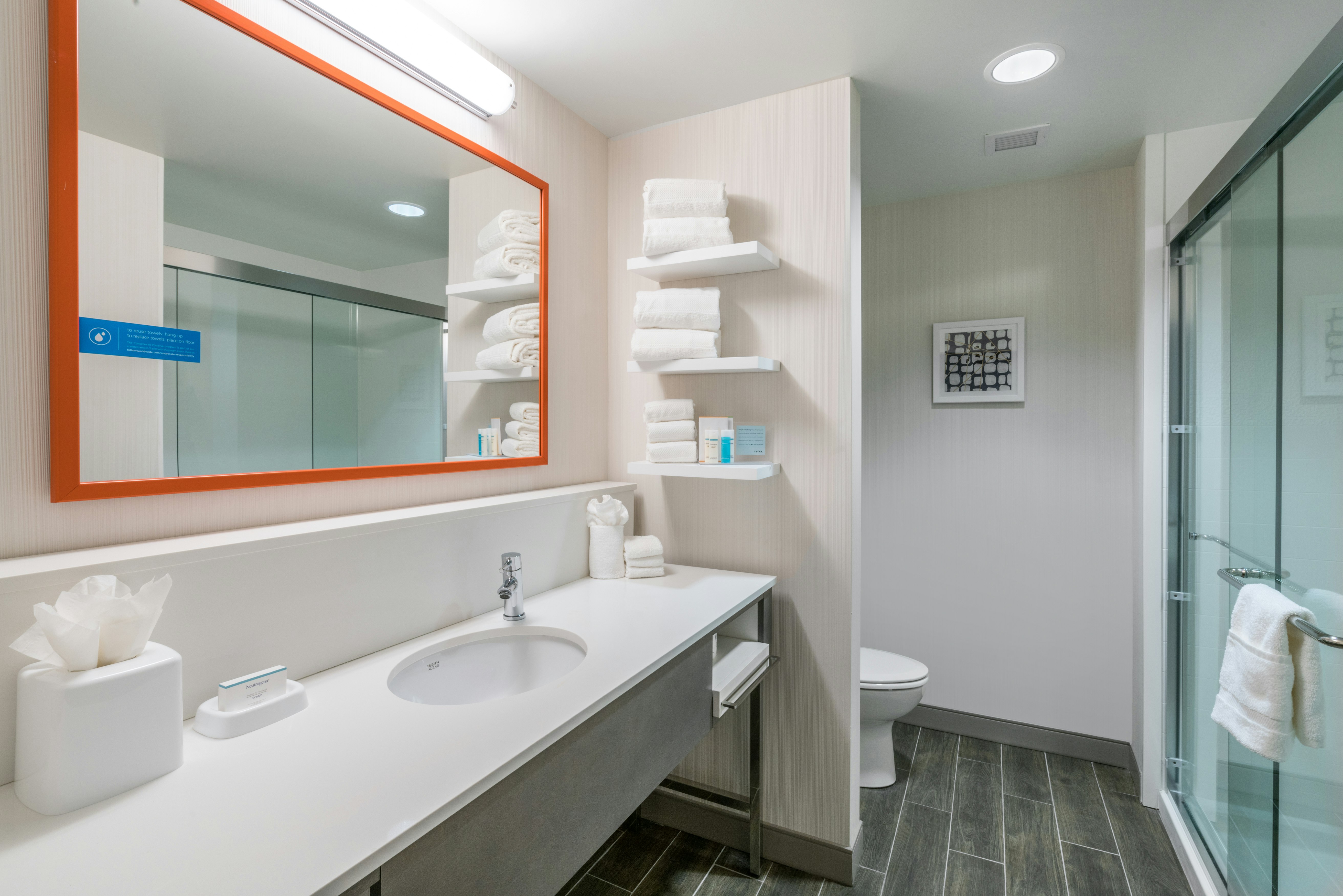 غرفة بسرير كينج مع أريكة، Hampton Inn & Suites Glenarden/Washington DC 5/6