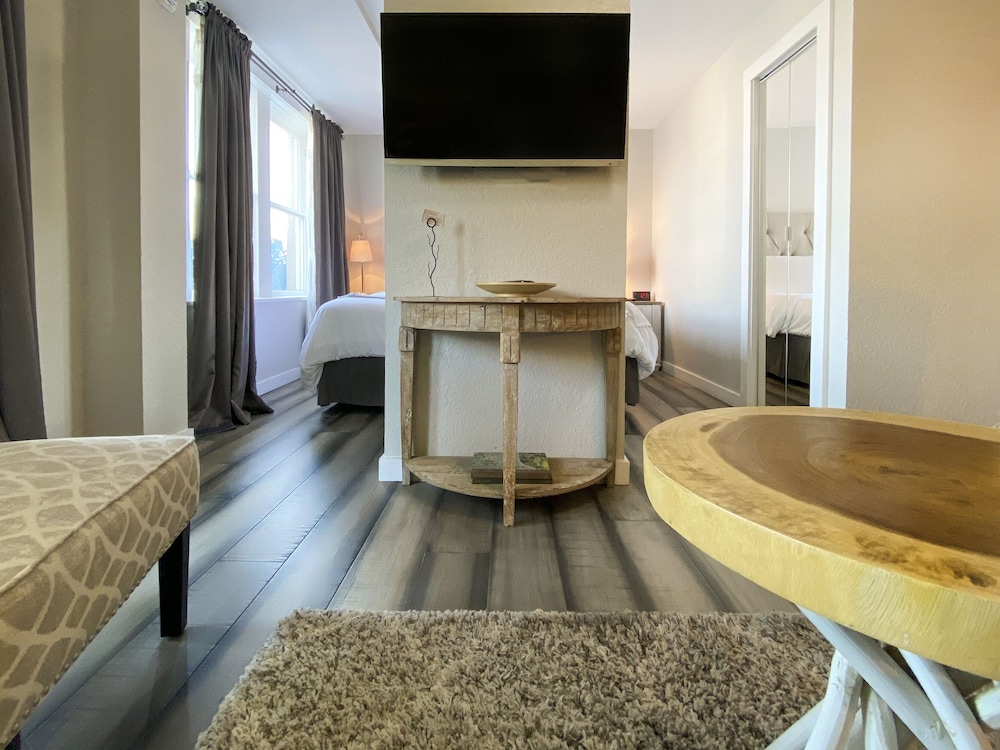 Artisan Downtown 35/80