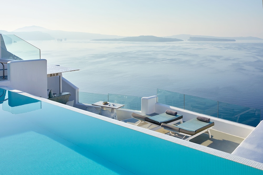 Allure Breeze Suites 6/79