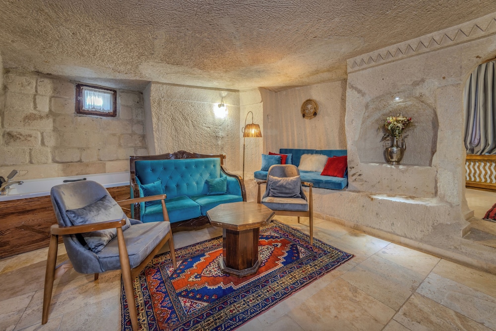 CASTLE CAVE HOUSE 28/50