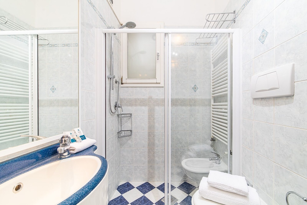 Karinzia Hotel 12/76