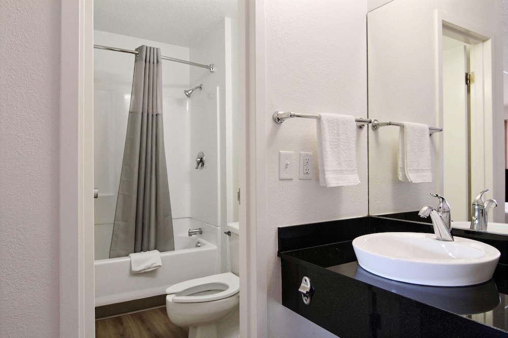 Motel6 Middleburg Heights, OH - Cleveland 45/49