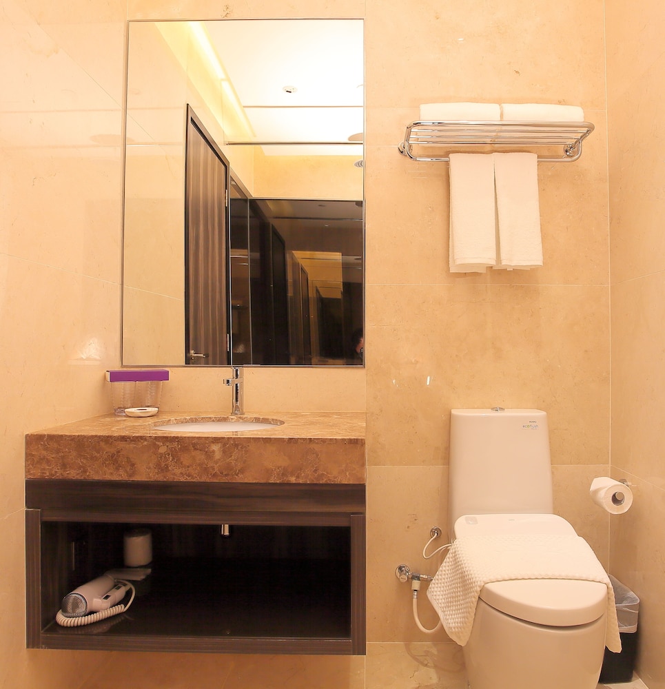 Aqueen Hotel Paya Lebar 31/32