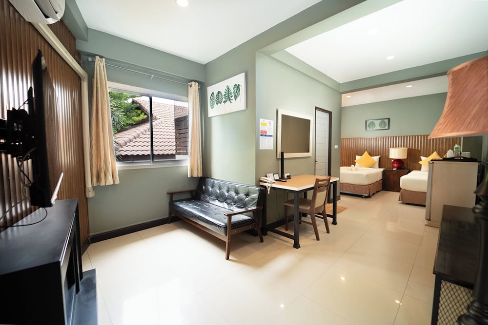 The Palm Hotel 27/50