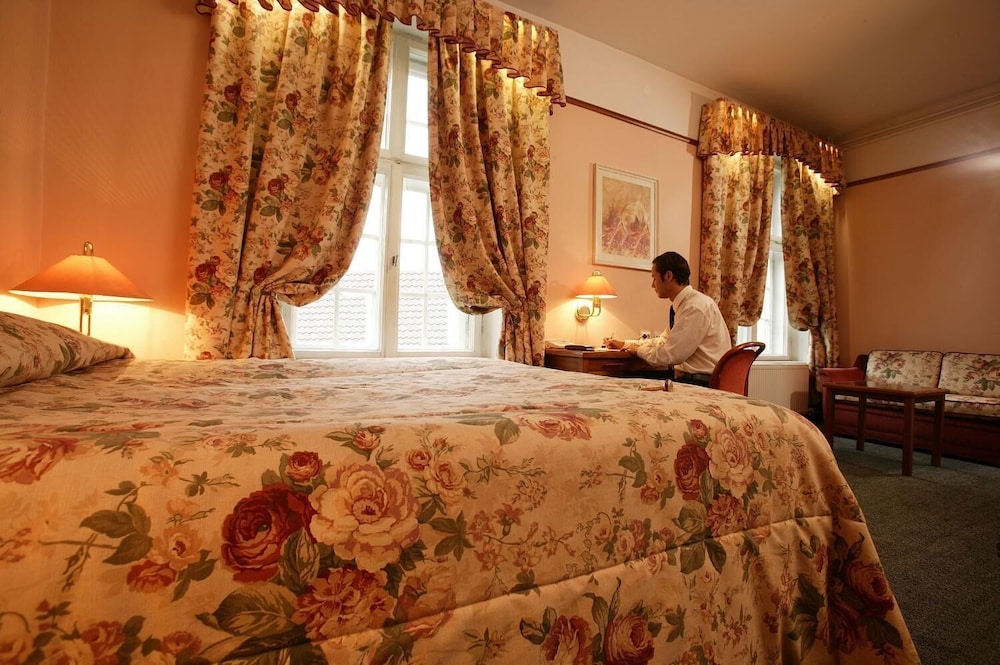 Victoria Hotel 11/49