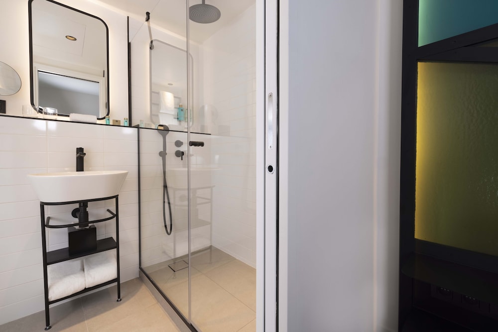 Le 12 Hotel 50/50