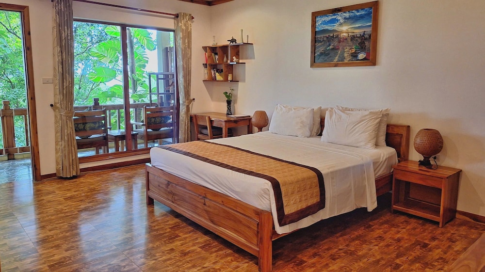 Deluxe, King Bed, Partial Sea View