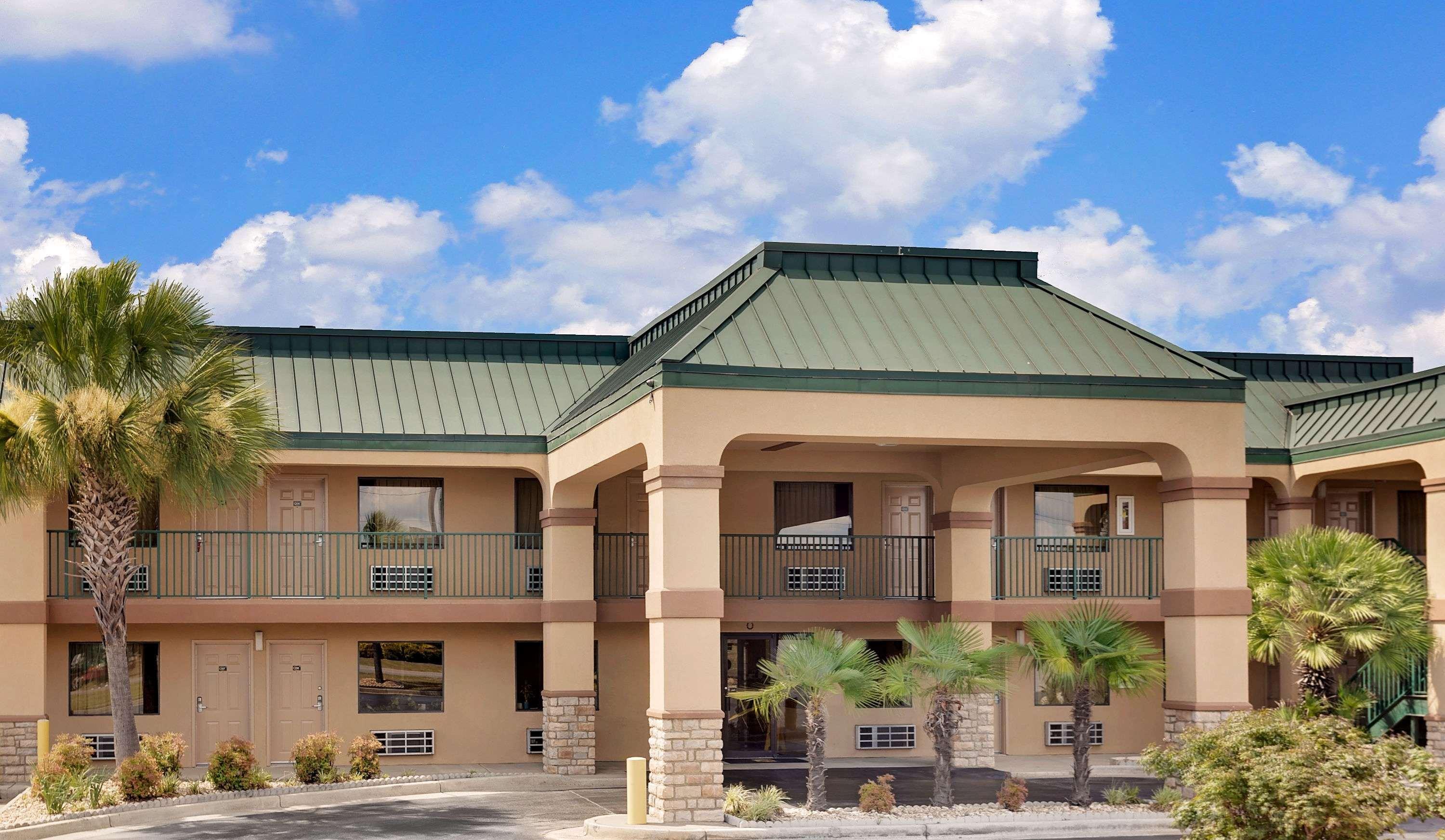 Super 8 by Wyndham Byron/South Macon 4/27