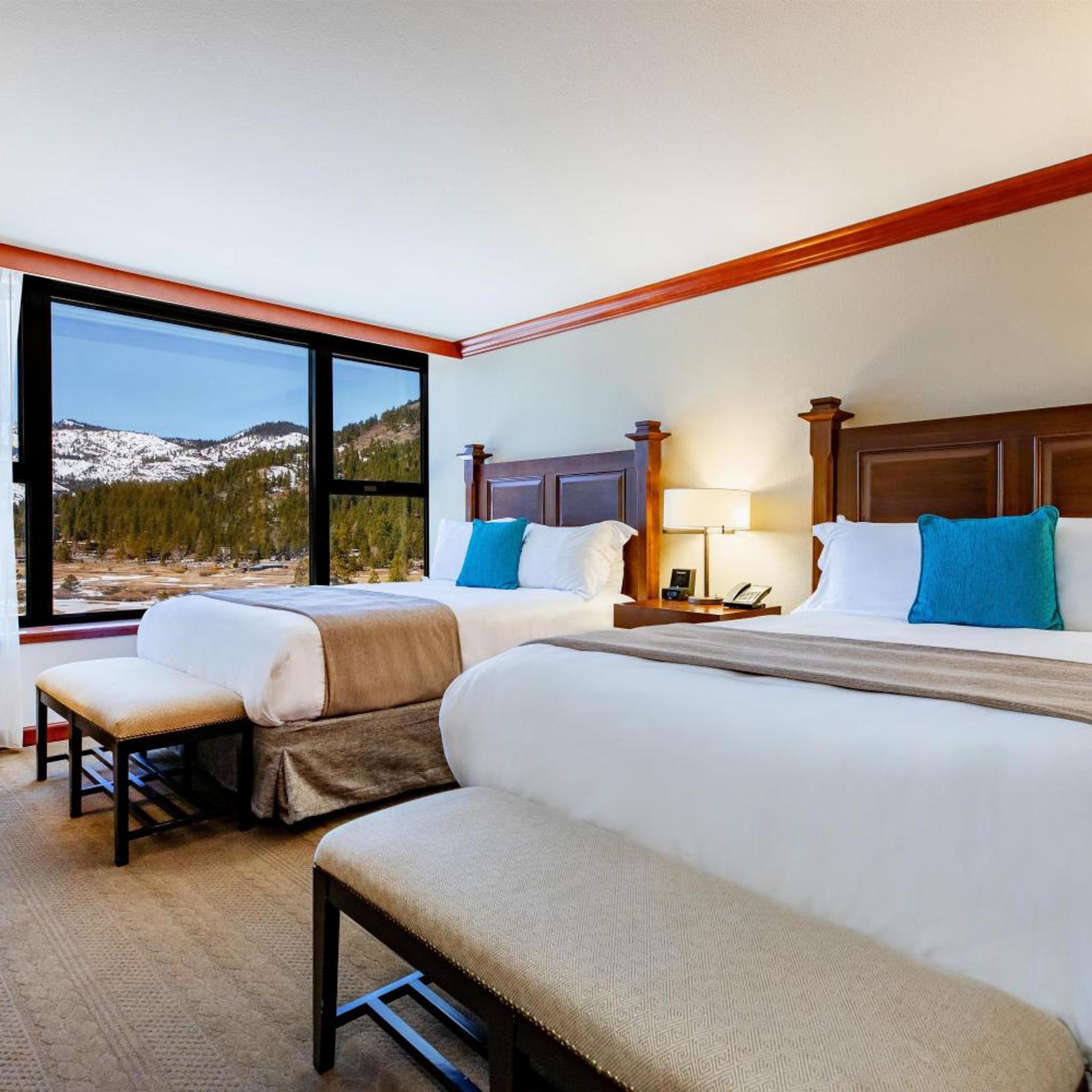 Deluxe, Queen Bed, Valley View