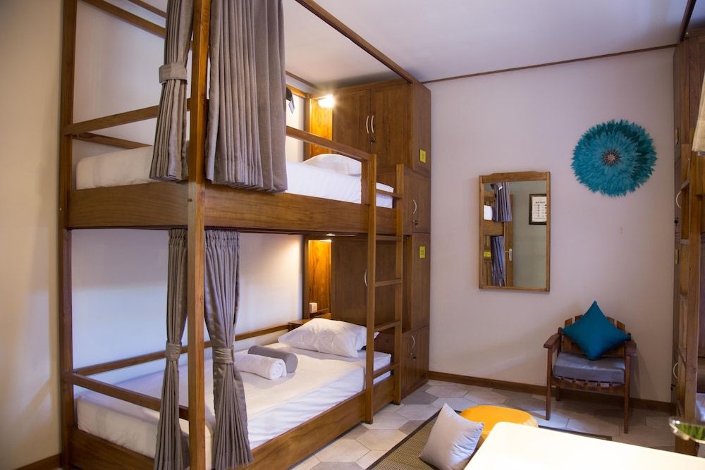 Interconnection Hostel 12/33
