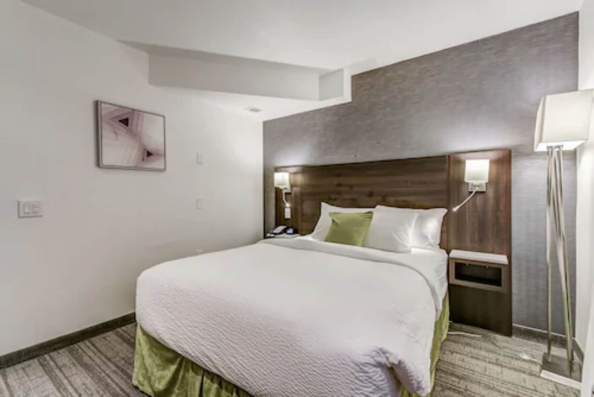 Standard, Queen Bed 2/4