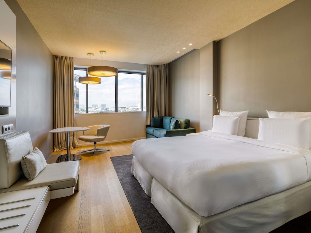 SUPERIOR, TWIN BEDS, CITY VIEW