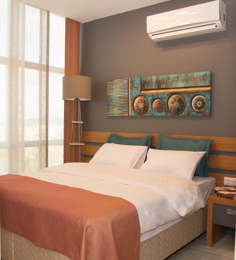 STUDIO, QUEEN BED