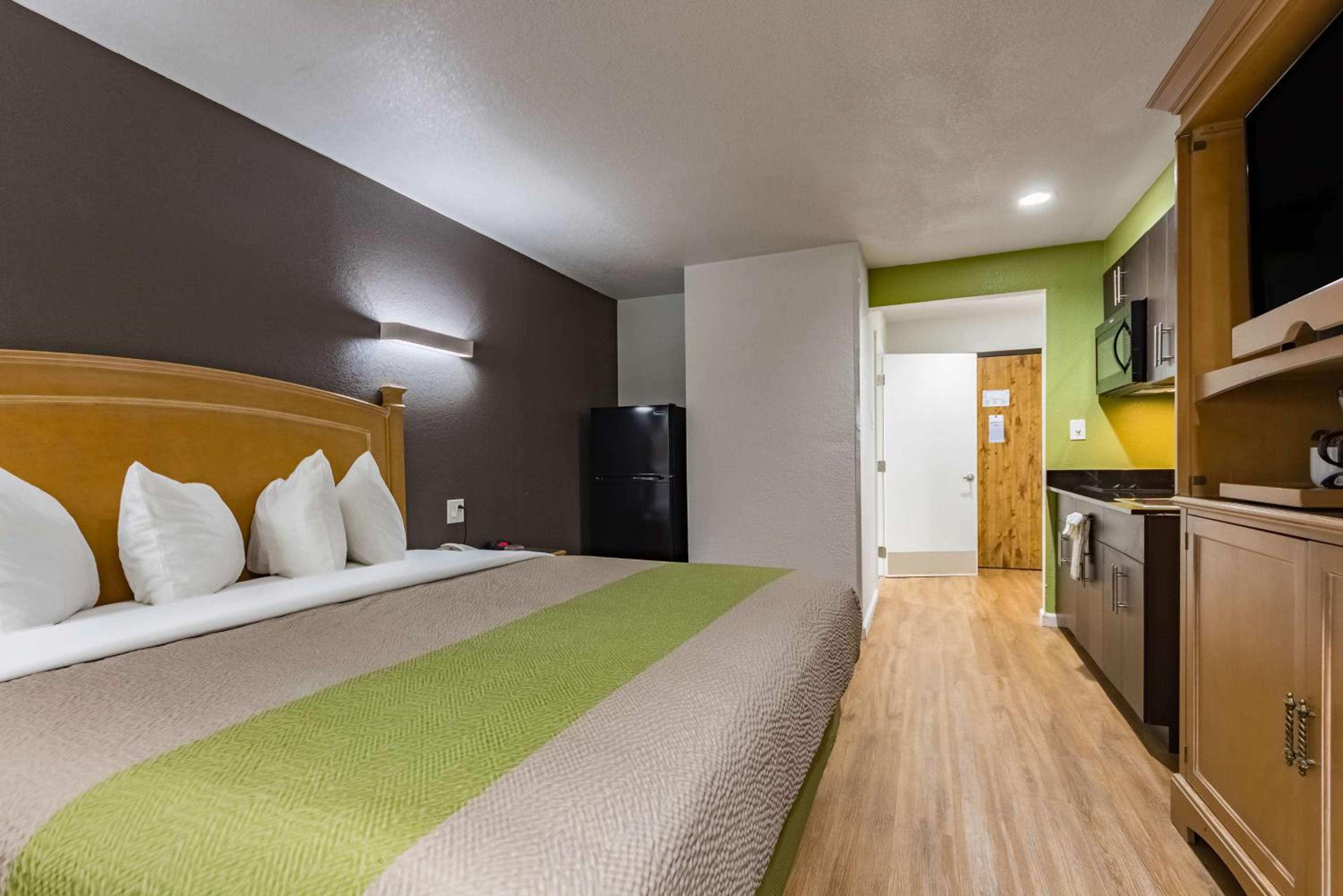 DELUXE, KING BED