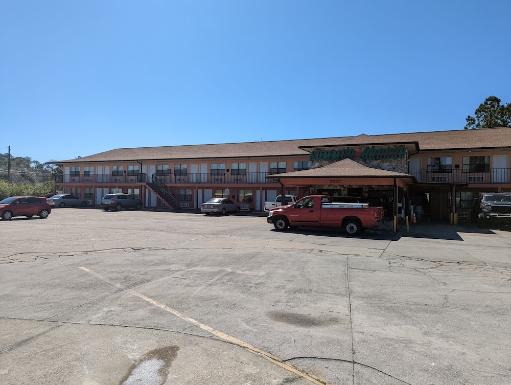 Summer Breeze Motel 48/52