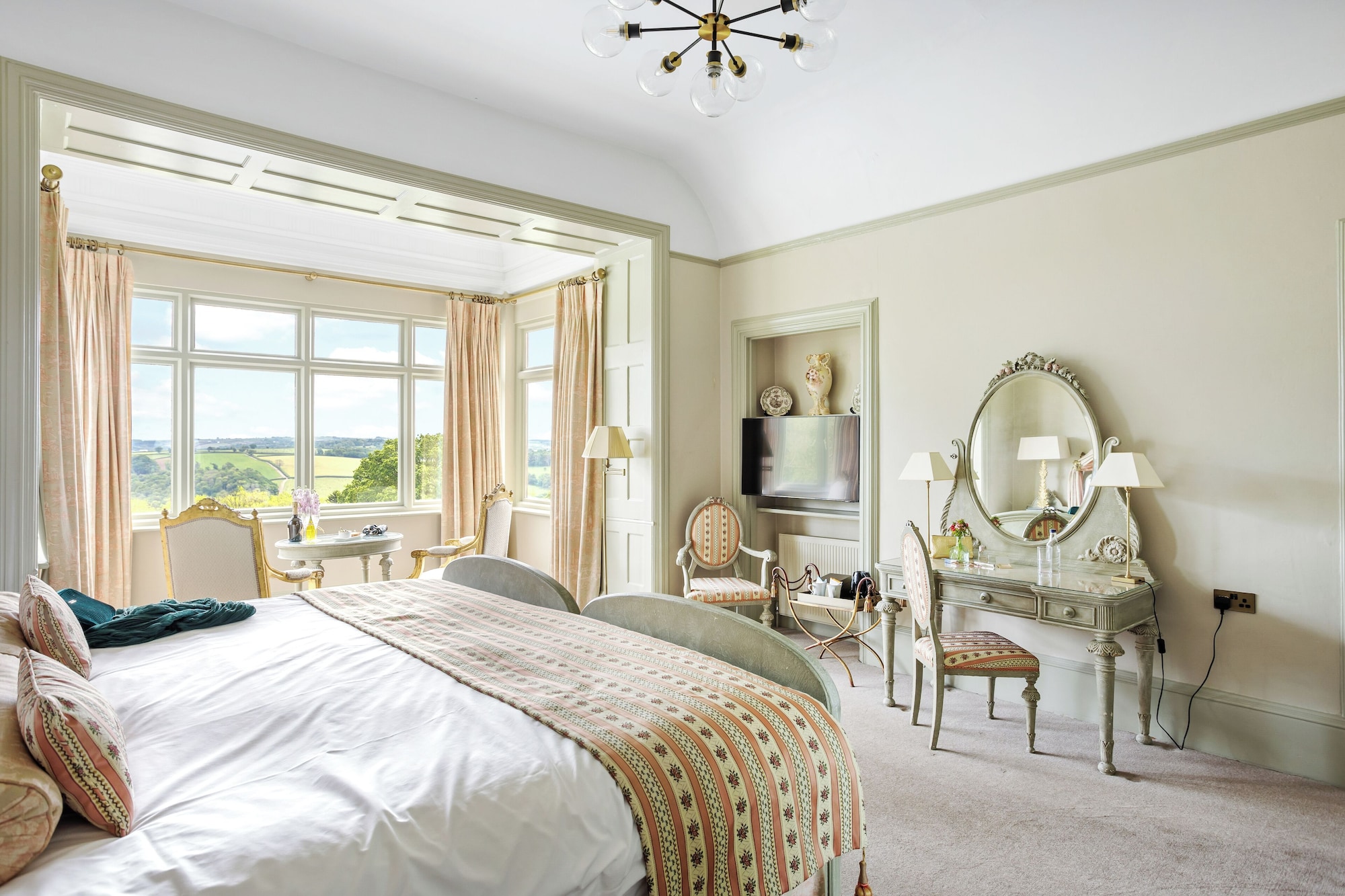 Manor, Junior, King Bed