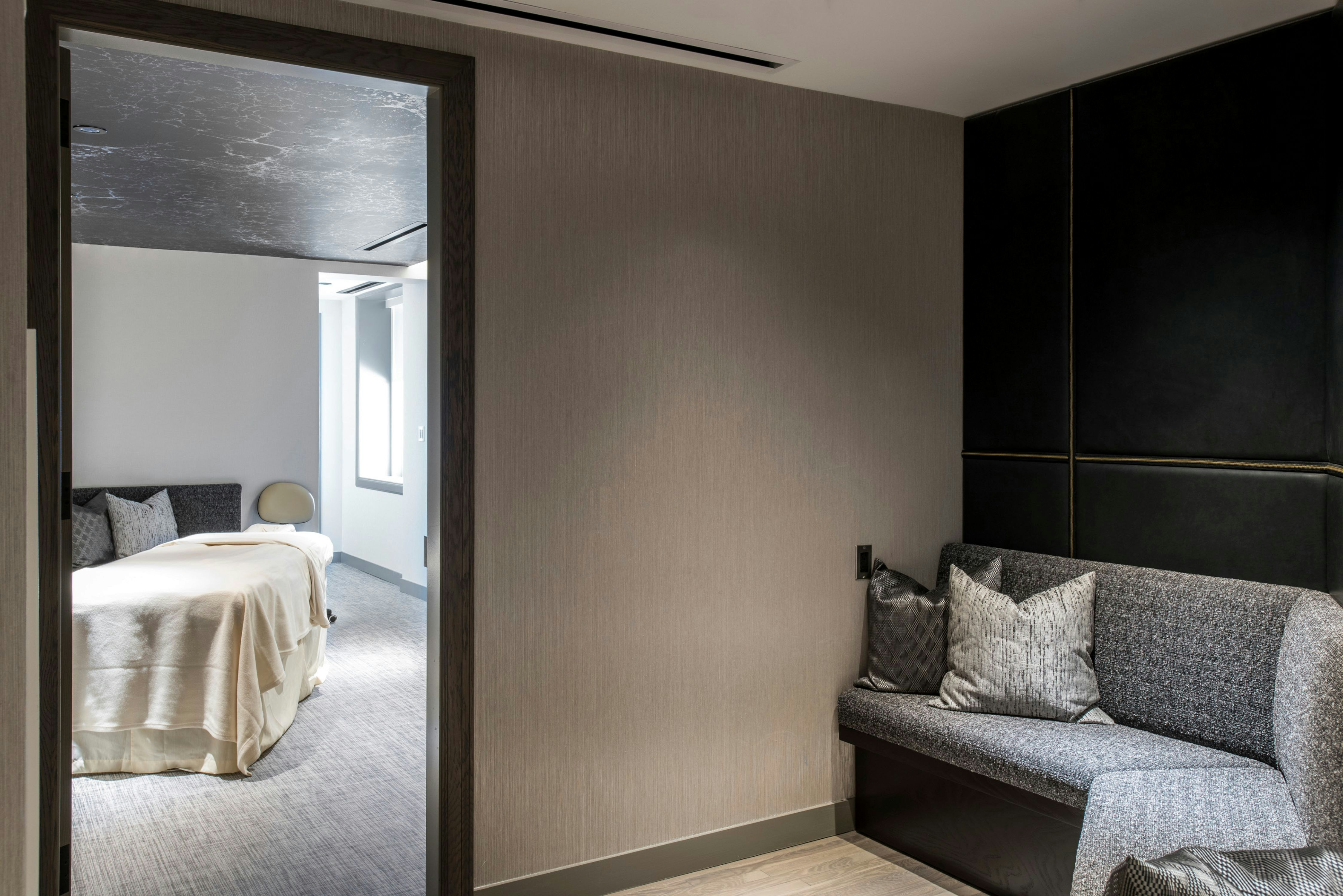 Londonhouse Chicago Curio Collection By Hilton 50/50
