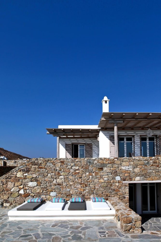 Elia White Residence 40/48