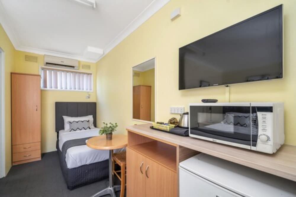 MOTEL 617 44/66