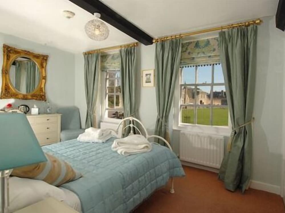 Ancient Gatehouse Hotel 8/50