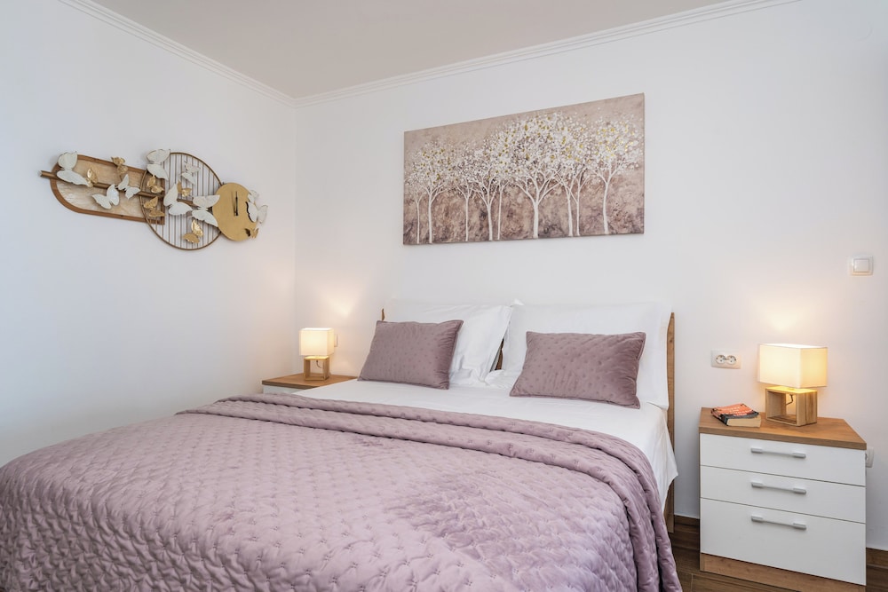 Apartments Lora 10/50