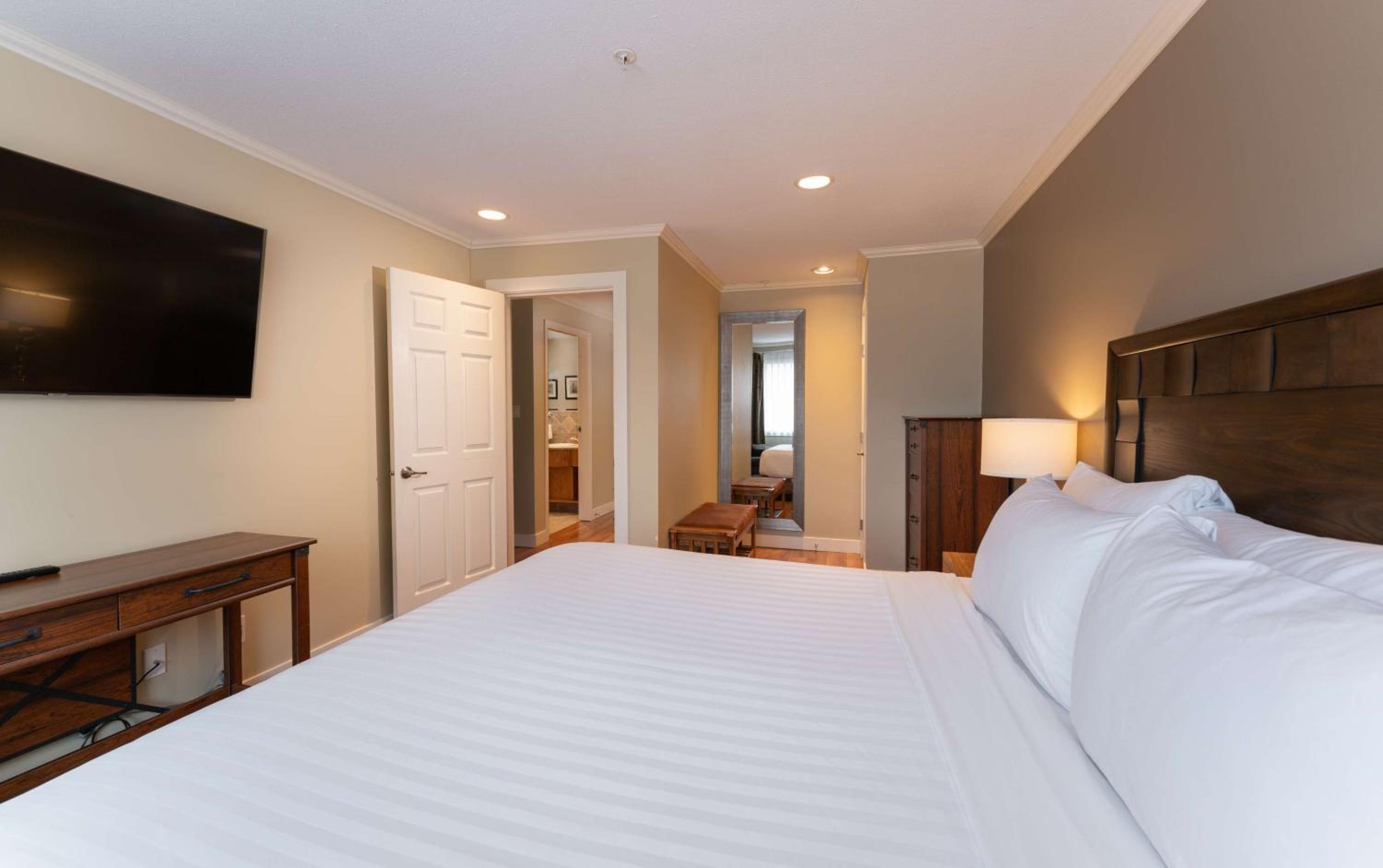 جناح بسرير كينج بغرفة نوم واحدة مع أريكة بمطبخ، Prestige Hudson Bay Lodge & Conference Centre, WorldHotels 2/4