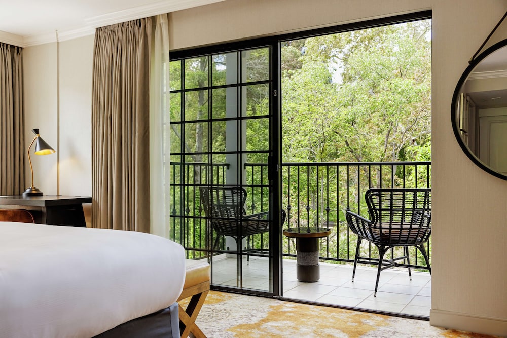 غرفة بسريرين كوين بشرفة مع أريكة، The Inn at Saratoga, Tapestry Collection by Hilton 4/7